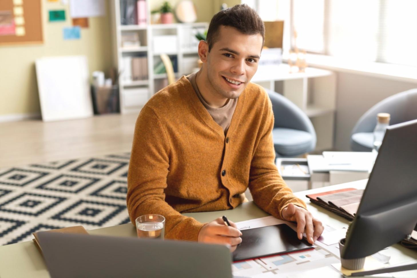Profesionales colaborando en análisis financiero